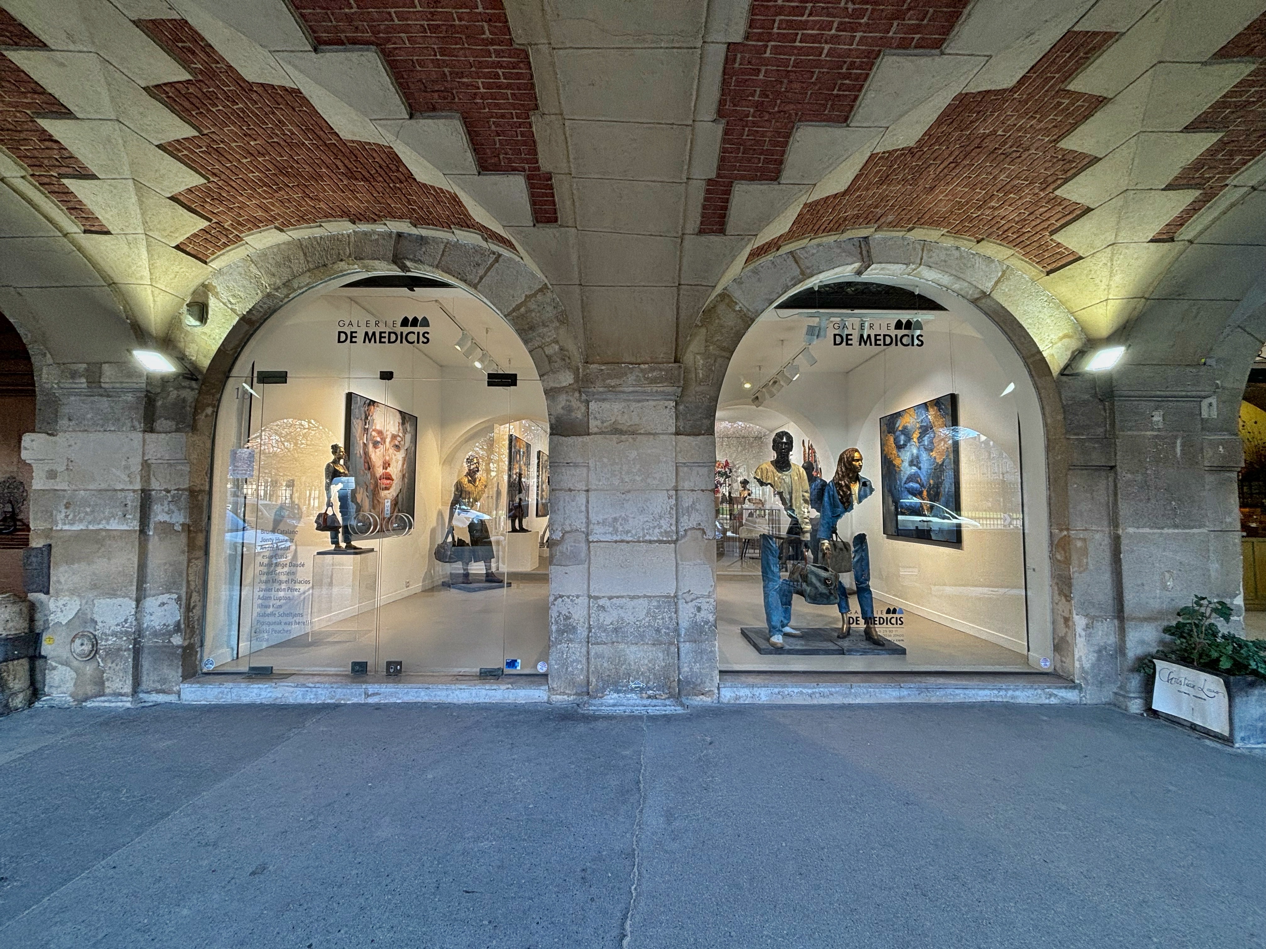 Galerie De Medicis : près de 30 ans d’art contemporain au cœur de la Place des Vosges